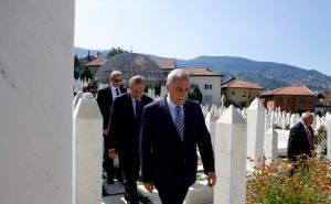 Turski ministar Fakibaba položio cvijeće na mezar Alije Izetbegovića